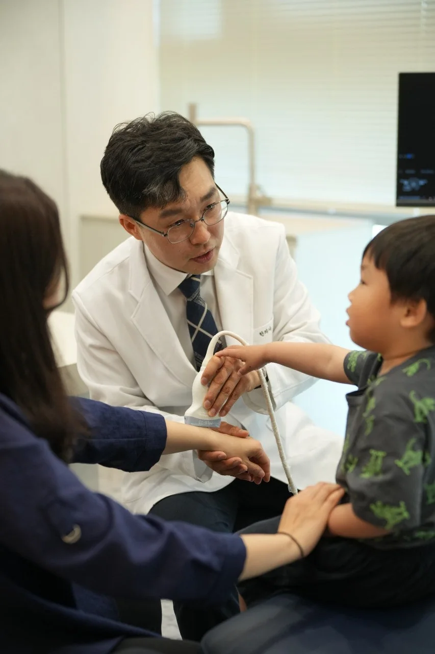 아이와 보호자에게 초음파 진료를 설명하는 박철홍 원장