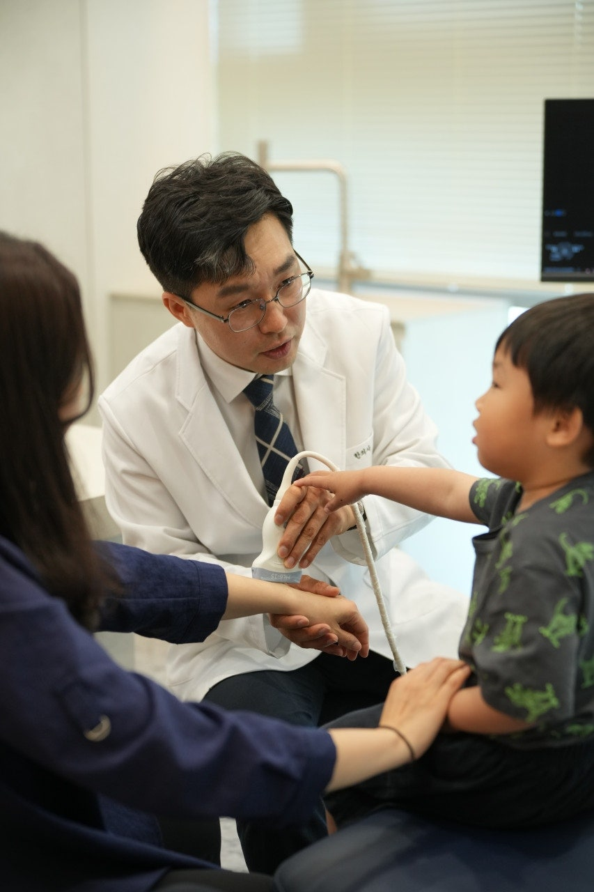 아이와 보호자에게 초음파 진료를 설명하는 박철홍 원장
